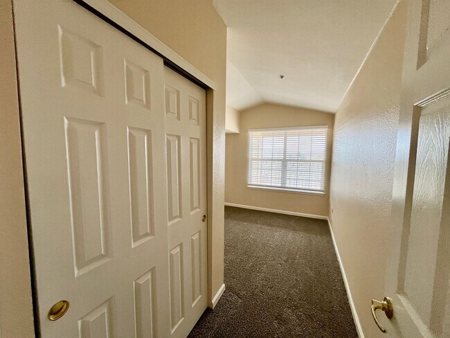 Building Photo - Very nice 2 bed 2 full bath on top floor n...