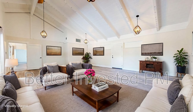 Building Photo - 475 Country Club Dr