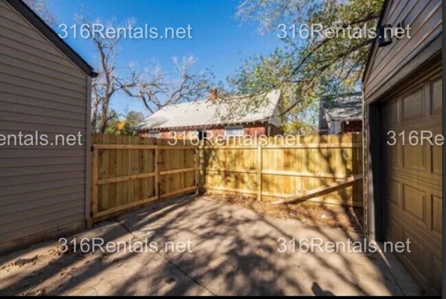 Building Photo - $995 - 2 bed 1 bath - COMING SOON! Single Family Home
