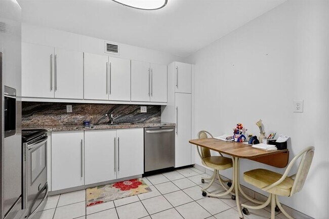 Building Photo - 18151 NE 31st Ct