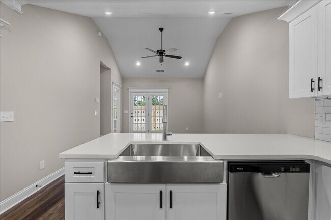 Building Photo - 626 Hope St