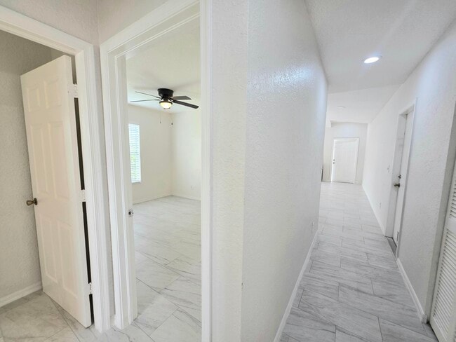 Building Photo - 569 E Ridge Cir N