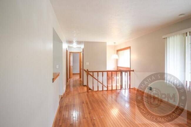 Building Photo - 3 Bedroom 1.5 Bathroom Home Located Minutes from Westroads Mall