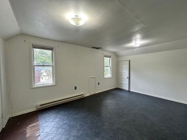 Building Photo - 811 E 4th Ave