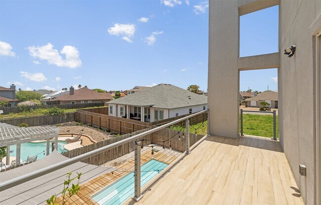 Building Photo - 15130 Reales Dr