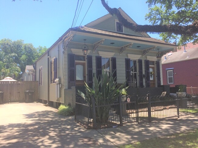 Primary Photo - 218 N Alexander St