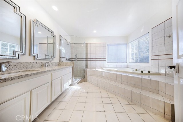 Building Photo - 2255 E Chevy Chase Dr