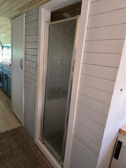 Shower Exteroir - 2450 44th St S