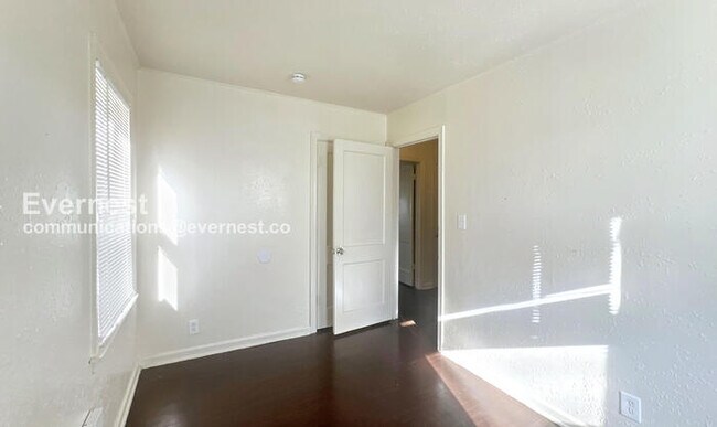 Building Photo - 4 Bed/1 Bath Home with Fenced Yard / Pet-Friendly / Vouchers Accepted / Available Now!