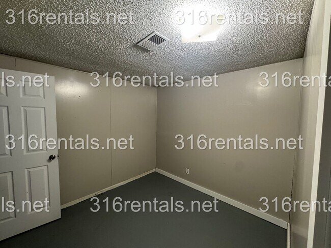 Building Photo - 1201 Hoch