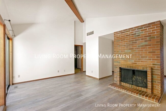 Building Photo - Mid-Centruy Single Level Townhouse - New U...