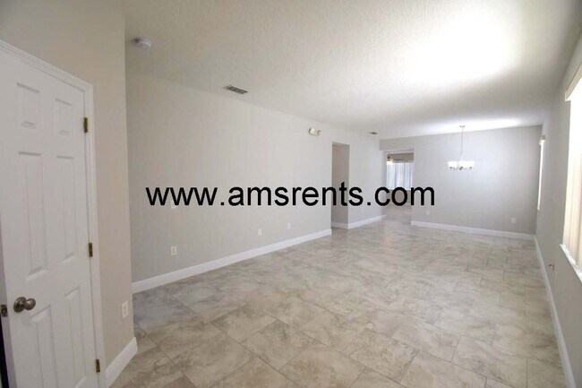 Building Photo - Spacious Pool Home in Davenport