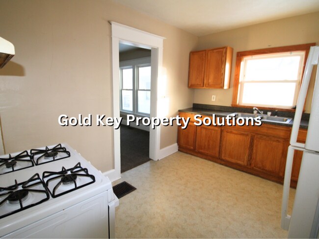 Building Photo - 2 BR 1 BA House with Dining Room and Basement SECTION 8 APPROVED