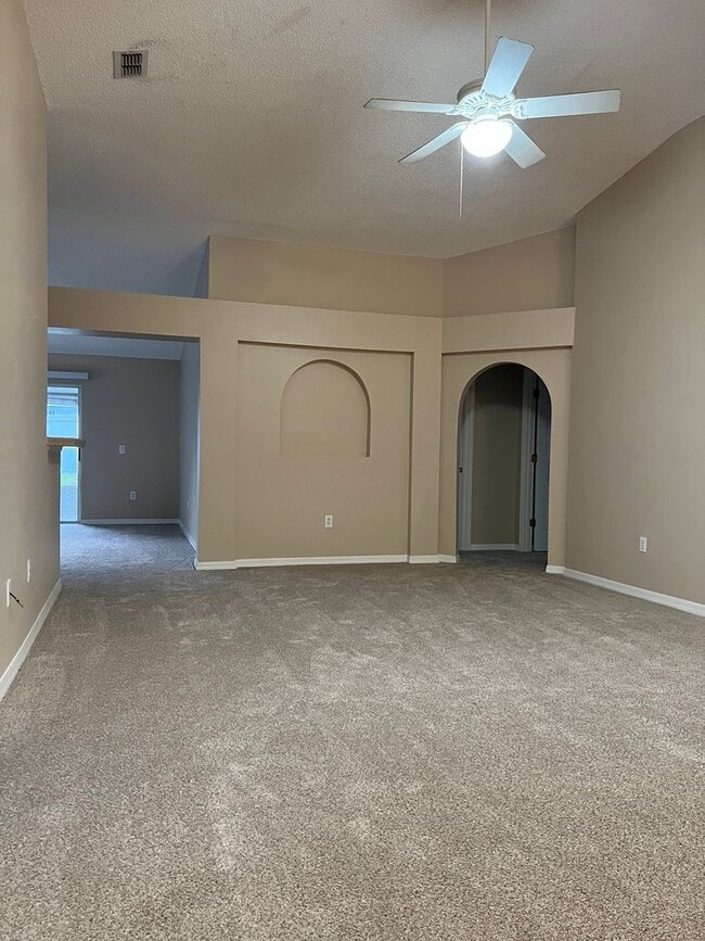 Building Photo - Beautiful 4/2 with 2 Car Garage in the Wek...