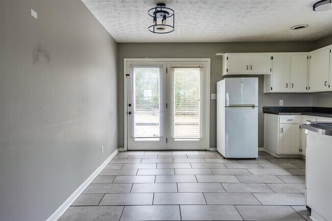 Building Photo - 2426 Lewisburg Rd