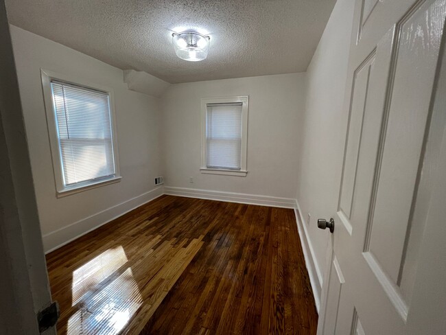 Building Photo - COMING SOON ! Charming home !!