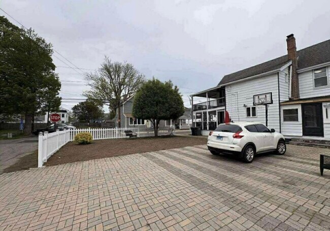 Building Photo - 24 Botsford Ave