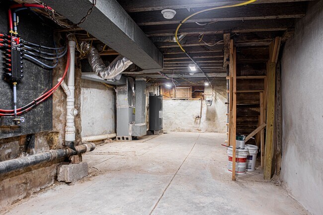 Building Photo - 2348 Moore St