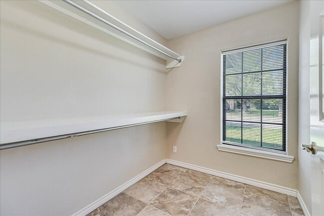 Building Photo - 2111 E Lott Ave