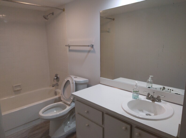Building Photo - 131 Lake Arbor Dr