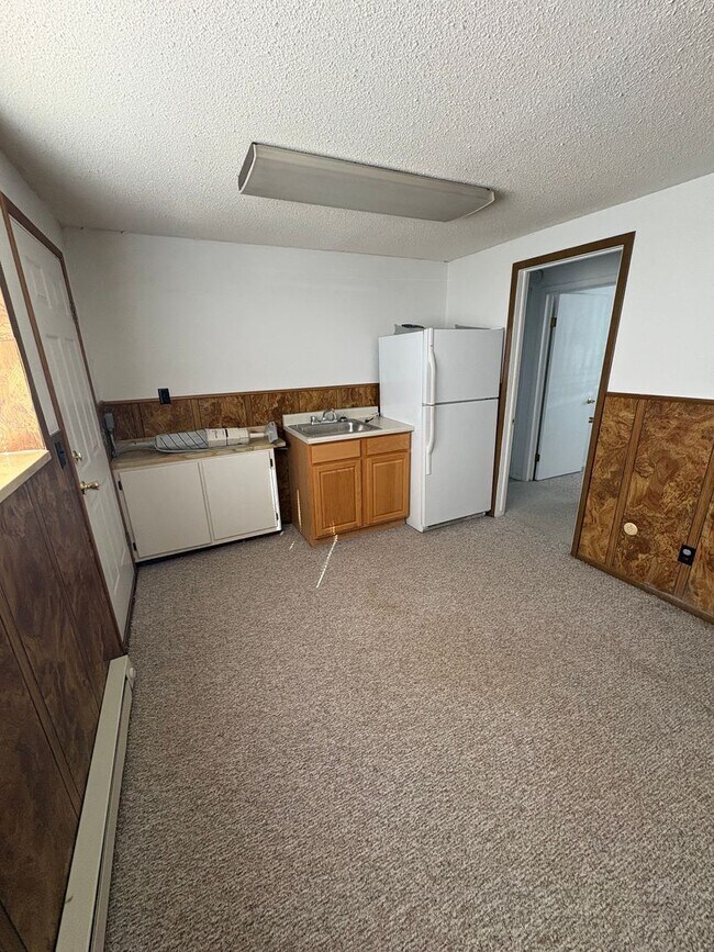 Building Photo - 4 bedroom 2 bath home prime location