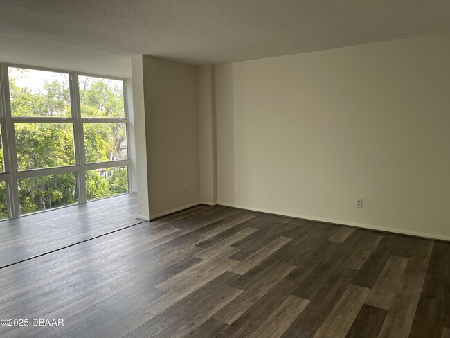 Building Photo - 1224 S Peninsula Dr