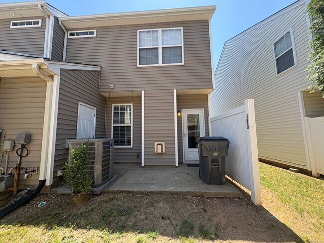 Building Photo - Modern & Spacious Townhome Beside Riverside High School!