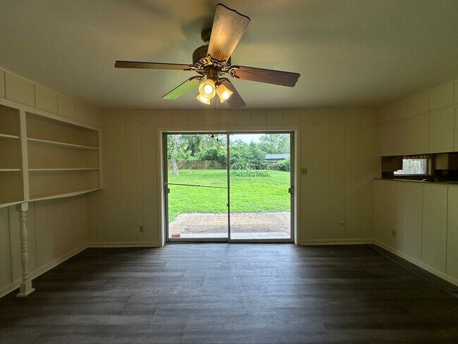 Building Photo - 2725 Tanglewood Dr