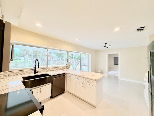 Building Photo - 4866 Huntington St NE