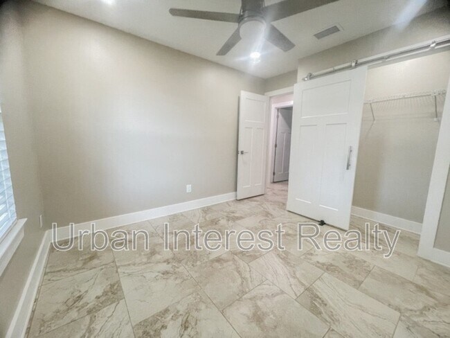 Building Photo - 802 E Pine Forest Dr