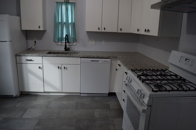 Building Photo - 315 Voorheis St