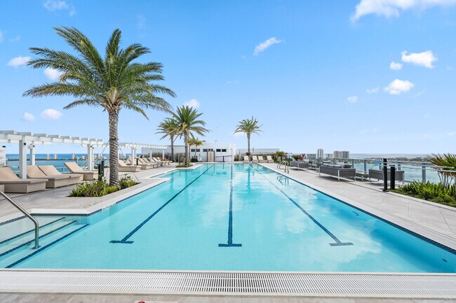 Building Photo - 220 Lake Shore Dr