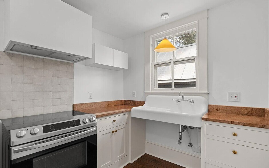 Kitchen - 1904 Wolcott Ave