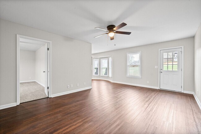 Building Photo - Pet Friendly Three Bedroom!