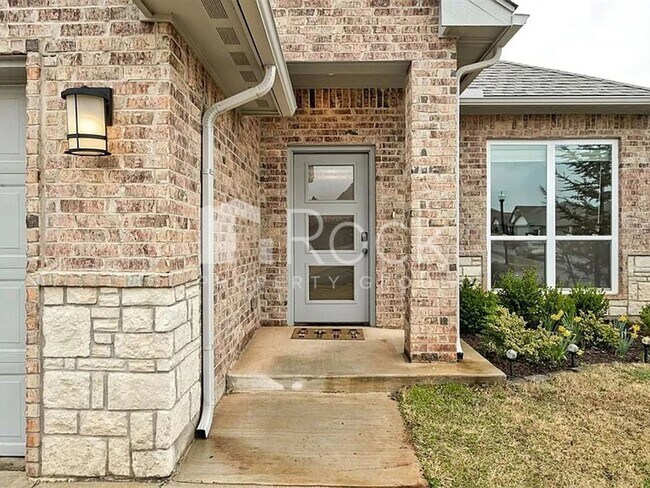 Building Photo - 4 Bedroom 2 Bathroom home with all appliances included
