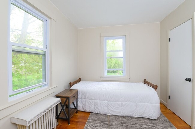 Building Photo - 4 Bedroom Colonial Home in Williamstown