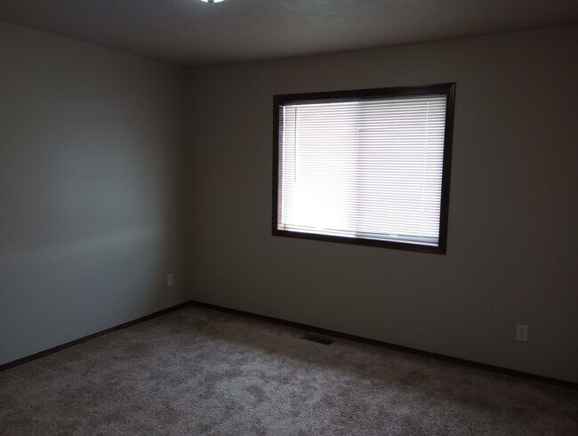 Building Photo - Two bedroom Town Home w/ Double garage