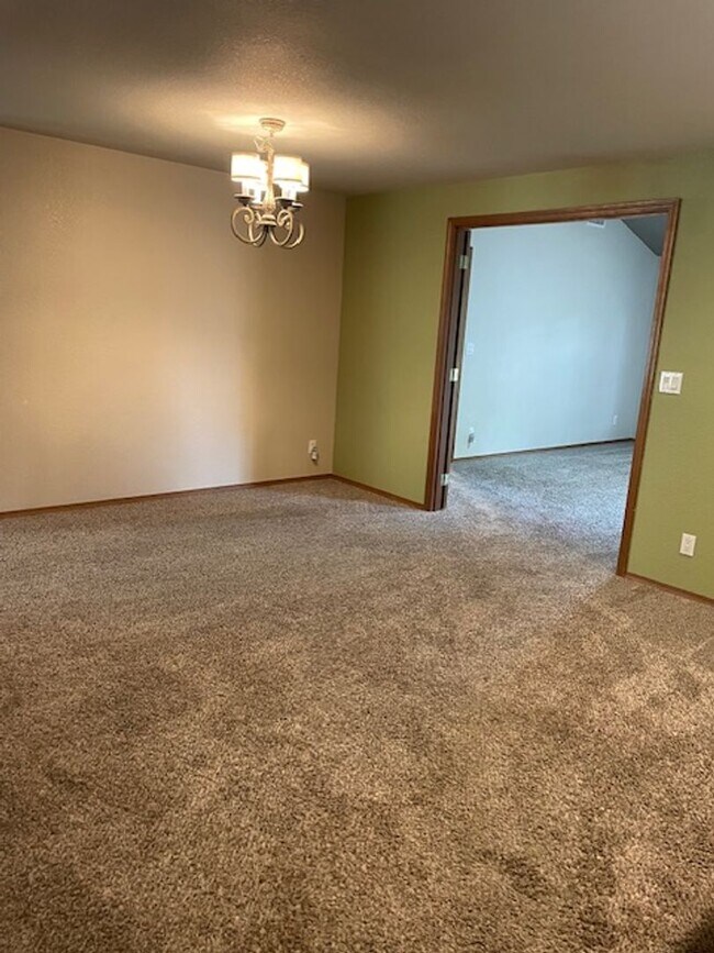 Building Photo - Quiet Peaceful 3 bedroom 2 bath Single Level home located in Central Point