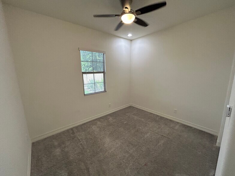 Building Photo - 1811 E Aster Pl