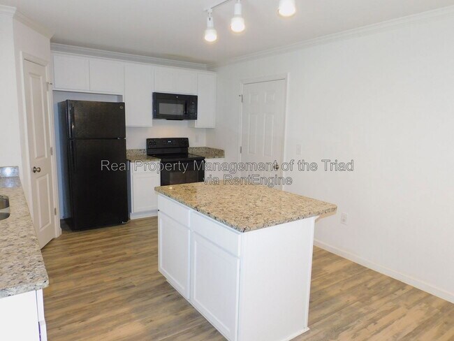 Building Photo - 719 Torbay Dr