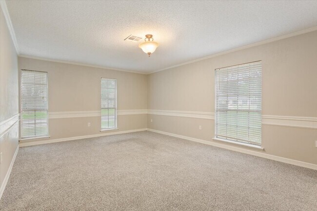 Building Photo - 5600 Lake Highlands Dr