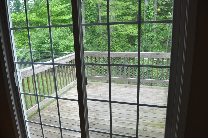 Building Photo - 2009 Lakeside Dr