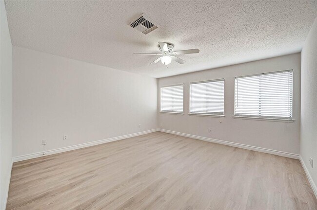 Building Photo - 1112 Bering Dr