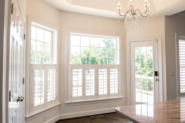 Building Photo - Luxury Living w/ Pool In Brentwood!