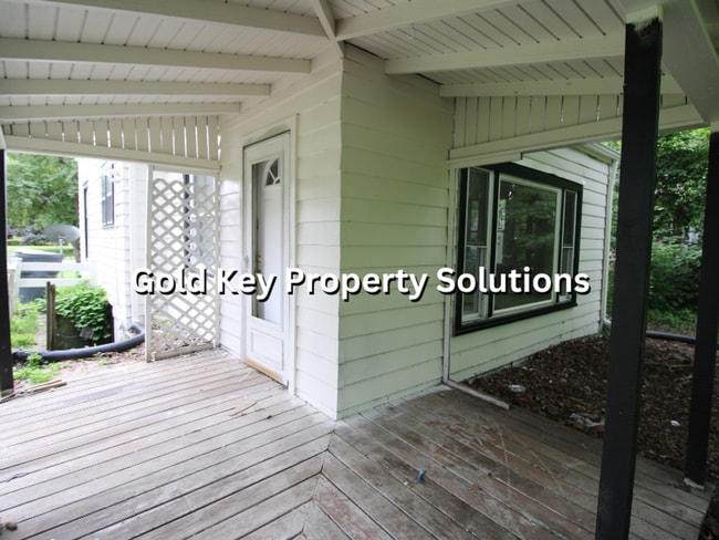 Building Photo - Large 2 BR 1.5 BA House with Covered Porch and Family Room (SECTION 8 APPROVED)