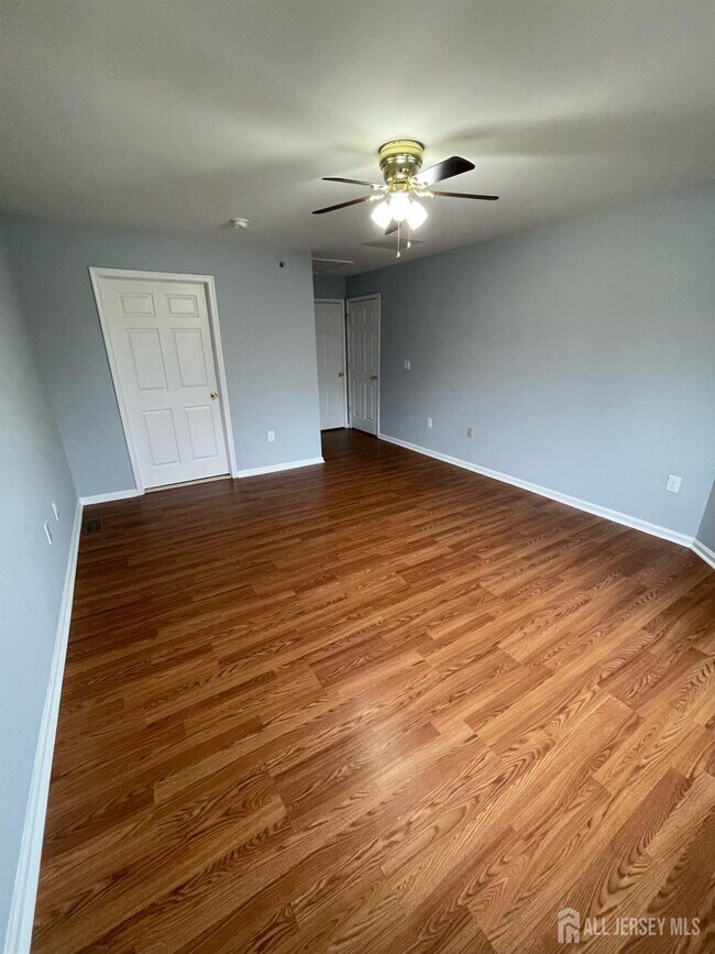 Building Photo - 301 Pinelli Dr