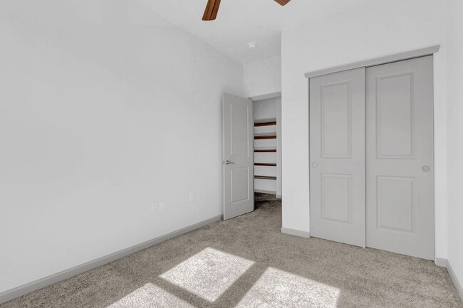 Building Photo - Townhome 3Bed 2Bath - Long Realty and Property Reality