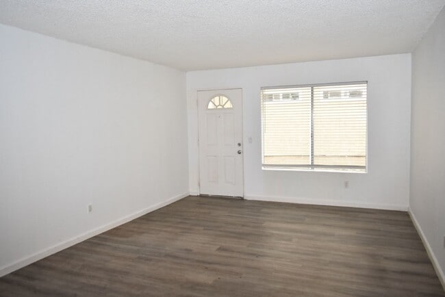 Building Photo - Modern 2 bed 1 Ba Unit, Private Patio and Community Pool (San Diego, 92105)