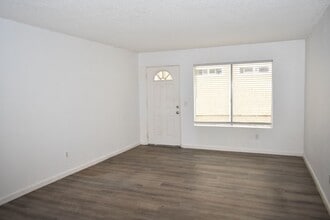 Building Photo - Modern 2 bed 1 Ba Unit, Private Patio and Community Pool (San Diego, 92105)