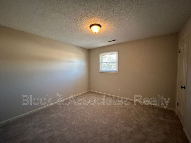 Building Photo - 802 Timberline Dr SE